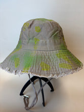 Načítať obrázok do zobrazovača galérie, Ručne maľovaný klobúk – originál od Šmrnc