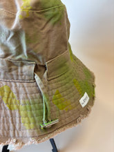 Načítať obrázok do zobrazovača galérie, Ručne maľovaný klobúk – originál od Šmrnc