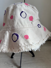 Načítať obrázok do zobrazovača galérie, Ručne maľovaný klobúk – originál od Šmrnc