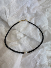 Načítať obrázok do zobrazovača galérie, Elegantný náhrdelník s riečnou perlou a čiernym krištáľom
