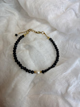 Načítať obrázok do zobrazovača galérie, Elegantný náramok s riečnou perlou a čiernym krištáľom