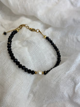 Načítať obrázok do zobrazovača galérie, Elegantný náramok s riečnou perlou a čiernym krištáľom