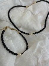 Načítať obrázok do zobrazovača galérie, Elegantný náramok s riečnou perlou a čiernym krištáľom