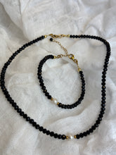 Načítať obrázok do zobrazovača galérie, Elegantný náramok s riečnou perlou a čiernym krištáľom