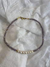 Načítať obrázok do zobrazovača galérie, Náhrdelník s riečnymi perlami, fialovým krištáľom a zlatými detailmi