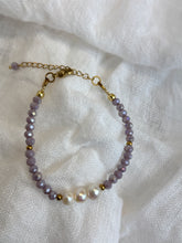 Načítať obrázok do zobrazovača galérie, Náramok s riečnymi perlami, fialovým krištáľom a zlatými detailmi