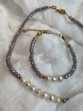 Načítať obrázok do zobrazovača galérie, Náramok s riečnymi perlami, fialovým krištáľom a zlatými detailmi