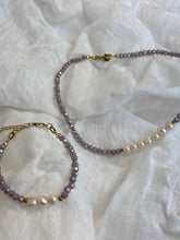 Načítať obrázok do zobrazovača galérie, Náhrdelník s riečnymi perlami, fialovým krištáľom a zlatými detailmi