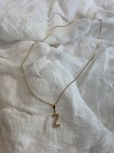 Načítať obrázok do zobrazovača galérie, Zlatý náhrdelník s písmenkom