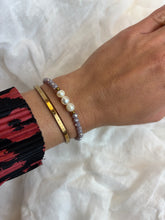 Načítať obrázok do zobrazovača galérie, Náramok s riečnymi perlami, fialovým krištáľom a zlatými detailmi