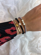 Načítať obrázok do zobrazovača galérie, Náramok s riečnymi perlami, fialovým krištáľom a zlatými detailmi