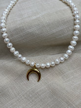 Načítať obrázok do zobrazovača galérie, 🌙 Perlový náhrdelník s príveskom mesiaca