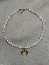 Načítať obrázok do zobrazovača galérie, 🌙 Perlový náhrdelník s príveskom mesiaca