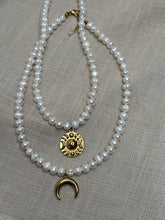 Načítať obrázok do zobrazovača galérie, 🌙 Perlový náhrdelník s príveskom mesiaca