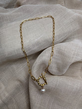 Načítať obrázok do zobrazovača galérie, Retiazkový náhrdelník s pravou riečnou perlou a ozdobným zapínaním T