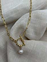 Načítať obrázok do zobrazovača galérie, Retiazkový náhrdelník s pravou riečnou perlou a ozdobným zapínaním T