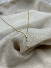 Načítať obrázok do zobrazovača galérie, Zlatý náhrdelník s písmenkom