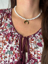 Načítať obrázok do zobrazovača galérie, 🌙 Perlový náhrdelník s príveskom mesiaca