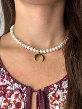 Načítať obrázok do zobrazovača galérie, 🌙 Perlový náhrdelník s príveskom mesiaca