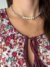 Načítať obrázok do zobrazovača galérie, Náhrdelník s riečnymi perlami, fialovým krištáľom a zlatými detailmi