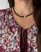 Načítať obrázok do zobrazovača galérie, Elegantný náhrdelník s riečnou perlou a čiernym krištáľom