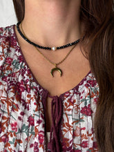 Načítať obrázok do zobrazovača galérie, Elegantný náhrdelník s riečnou perlou a čiernym krištáľom