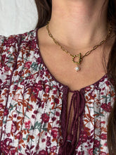 Načítať obrázok do zobrazovača galérie, Retiazkový náhrdelník s pravou riečnou perlou a ozdobným zapínaním T