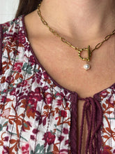 Načítať obrázok do zobrazovača galérie, Retiazkový náhrdelník s pravou riečnou perlou a ozdobným zapínaním T