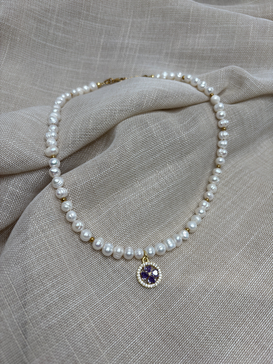Perlový náhrdelník s fialovým štvorlístkom