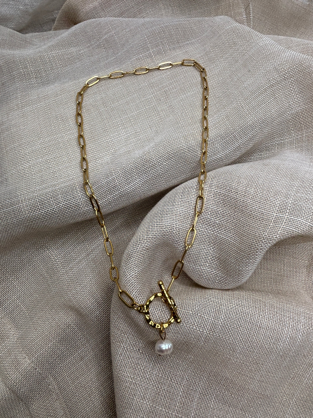 Retiazkový náhrdelník s pravou riečnou perlou a ozdobným zapínaním T