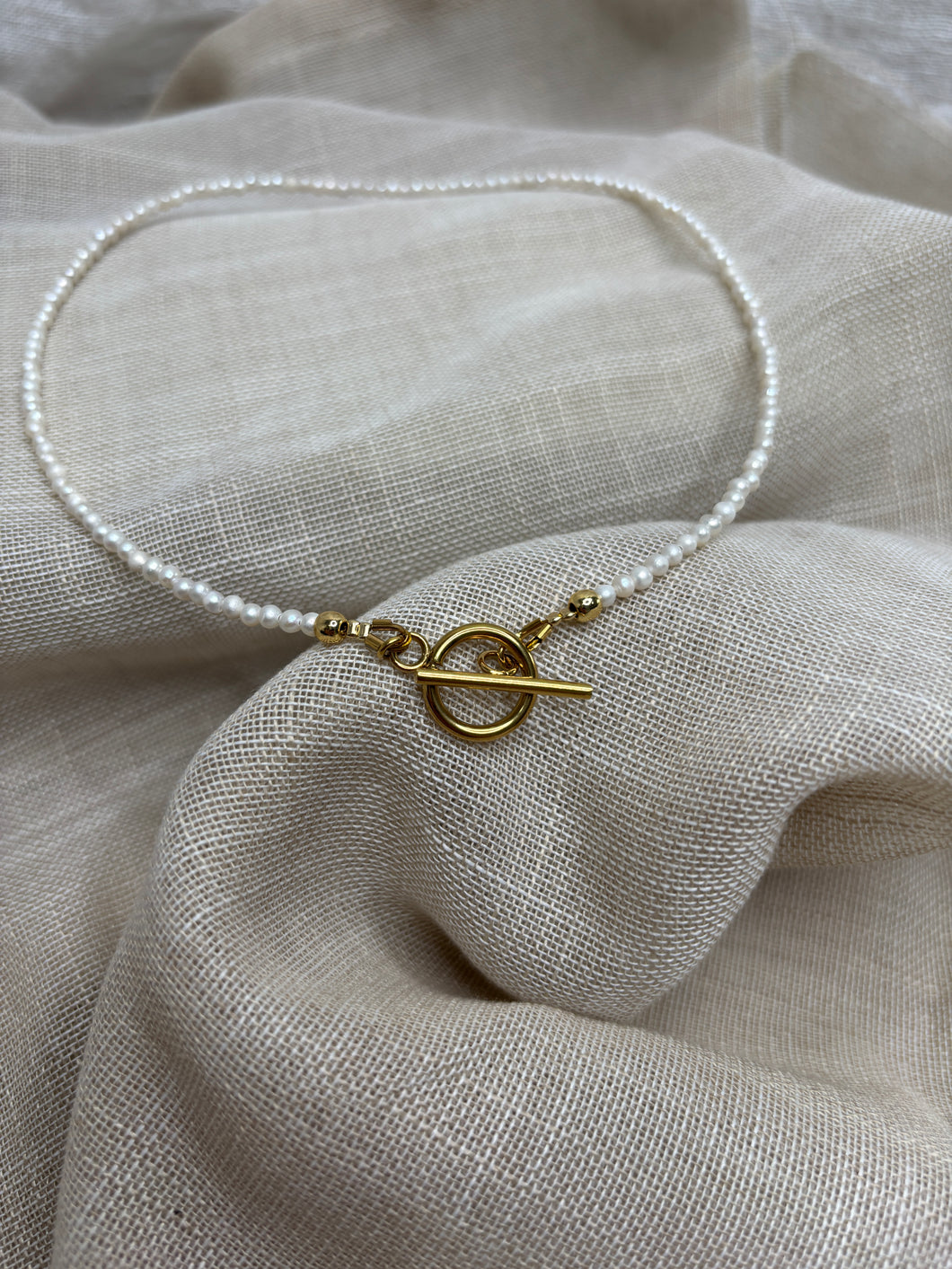 Perlový náhrdelník s ozdobným zapínaním T