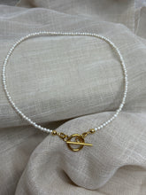 Načítať obrázok do zobrazovača galérie, Perlový náhrdelník s ozdobným zapínaním T
