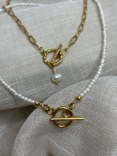 Načítať obrázok do zobrazovača galérie, Perlový náhrdelník s ozdobným zapínaním T
