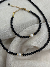 Načítať obrázok do zobrazovača galérie, Elegantný náhrdelník s riečnou perlou a čiernym krištáľom

