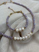 Načítať obrázok do zobrazovača galérie, Náhrdelník s riečnymi perlami, fialovým krištáľom a zlatými detailmi
