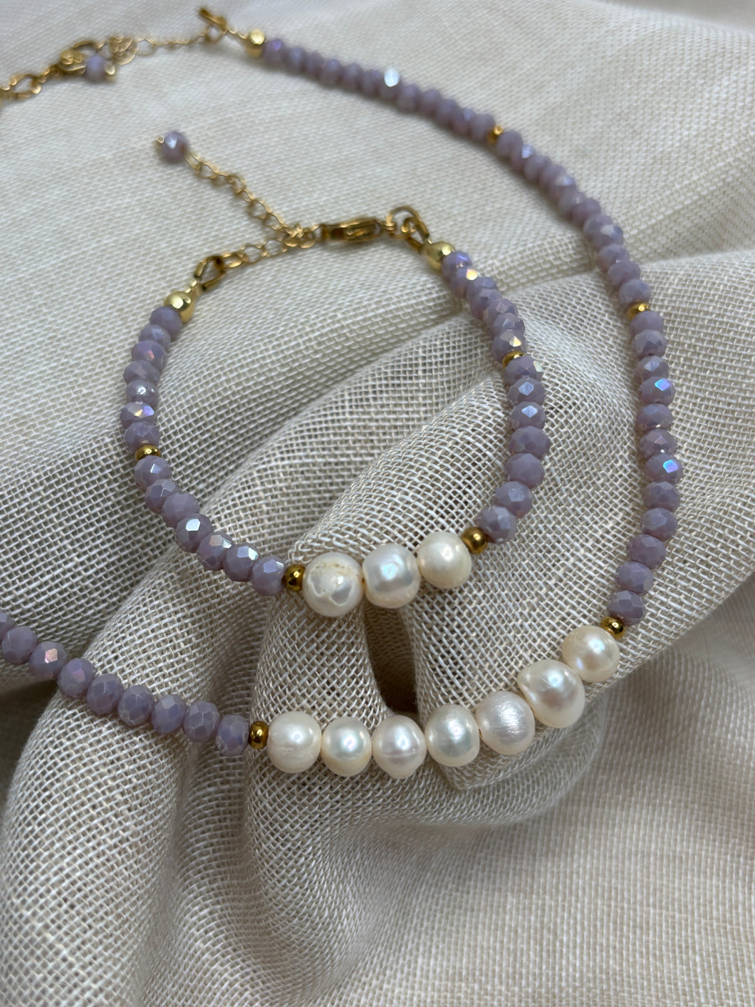 Náhrdelník s riečnymi perlami, fialovým krištáľom a zlatými detailmi