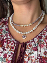 Načítať obrázok do zobrazovača galérie, Náhrdelník s riečnymi perlami, fialovým krištáľom a zlatými detailmi
