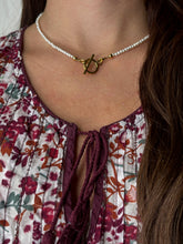 Načítať obrázok do zobrazovača galérie, Perlový náhrdelník s ozdobným zapínaním T
