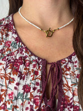 Načítať obrázok do zobrazovača galérie, Perlový náhrdelník s ozdobným zapínaním T
